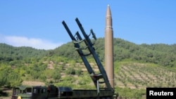 Rudal Hwasong-14, diklaim oleh Korea Utara sebagai rudal balistik antar benua atau Intercontinental Ballistic Missile /ICBM (foto: dok). 