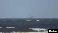 На снимке видно поврежденное грузовое судно Solong после столкновения с нефтяным танкером Stena Immaculate. Вид из Солтфлита, Великобритания, 11 марта 2025 года.