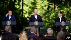 조 바이든 미국 대통령과 윤석열 한국 대통령, 기시다 후미오 일본 총리가 18일 미국 캠프 데이비드에서 3자 정상회의에 이어 공동 회견을 했다.