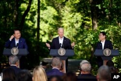 ประธานาธิบดีสหรัฐฯ โจ ไบเดน แถลงข่าวร่วมกับนายกรัฐมนตรีญี่ปุ่น ฟูมิโอะ คิชิดะ และประธานาธิบดีเกาหลีใต้ ยูน ซุก-ยอล ที่แคมป์เดวิด รัฐแมรีแลนด์ (ภาพจากเอพี)