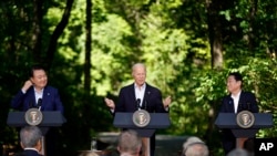 Президент CША Джо Байден під час пресконференції з прем’єр-міністром Японії Фуміо Кісідою (праворуч) і президентом Південної Кореї Юн Сук Йолем у п’ятницю, 18 серпня 2023 року, у Кемп-Девіді, резиденції президента США./AP Photo/Andrew Harnik