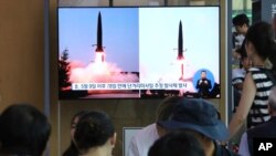 北韓星期四從東部沿海發射了兩枚短程導彈。