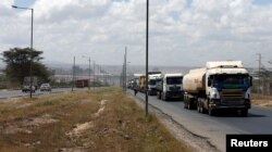 Truk melaju di sepanjang jalan utama dari kota pelabuhan Mombasa di pinggiran ibu kota Kenya, Nairobi. (Foto: Reuters)