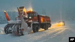 ARHIVA - Ekipe čiste sneg na vrhu Eko, u gradu Saut Lejk Taho, u Kaliforniji, 31. decembra 2022.