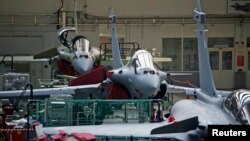 View of the assembly line of the Rafale fighter jet in the factory of French aircraft manufacturer Dassault Aviation in Merignac near Bordeaux, southwestern France, Jan. 10, 2014.