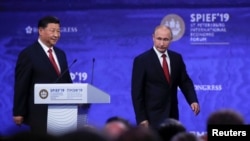 中國國家主席習近平和俄羅斯總統普京2019年6月7日出席在聖彼得堡舉行的國際經濟論壇的一次會議。