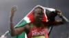 Le Kenyan David Lekuta Rudisha célèbre son titre du 800 m aux Jeux olympiques de Rio, Brésil, le 15 août 2016