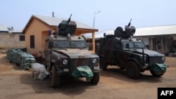 Des véhicules blindés sont positionnés à un point de contrôle militaire au palais de Zug-raan à Bawku, dans le nord du Ghana, le 7 décembre 2022.