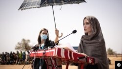 Mcheza filam wa Marekani Angelina Jolie, ambaye ni mwakilishi maalum wa UNHCR, akitoa taarifa kwenye kambi ya wakimbizi ilyo na wakimbizi 11,000 wa Mali kaskazini mwa Burkina Faso.