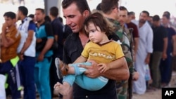 په عکس کې هغه عراقیان دي چې په ۲۰۱۴ کال جون کې د داعش له ویرې د موصل ښار نه کردستان ته وتښتیدل.