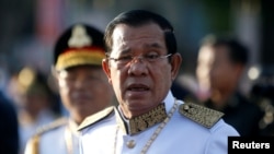 រូបឯកសារ៖ លោកនាយករដ្ឋមន្រ្តី ហ៊ុនសែន មកដល់វិមានឯករាជ្យដើម្បីចូលរួមអបអរសាទរខួបលើកទី ៦៥ នៃឯករាជ្យភាពពីប្រទេសបារាំងនៅទីក្រុងភ្នំពេញ ថ្ងៃទី ៩ ខែវិច្ឆិកាឆ្នាំ ២០១៨។​ (REUTERS/Samrang Pring)