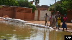 Une rue inondée par le fleuve Niger dans le quartier Saga de Niamey le 11 septembre 2017.