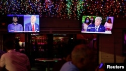 លោក​ប្រធានាធិបតី Donald Trump និង​បេក្ខជន​ប្រធានាធិបតី​ខាង​គណបក្ស​ប្រជាធិបតេយ្យ​លោក Joe Biden ចូលរួម​នៅ​ក្នុង​វេទិកា​សាធារណៈ​ប្រជែង​គ្នា។