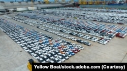 선적을 기다리는 차량들이 컨테이너항에 세워져있다. (이미지 자료)