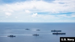 美國海軍的尼米茲號和里根號航空母艦組成的雙航母戰鬥群7月6日在南中國海航行。（美國海軍提供）