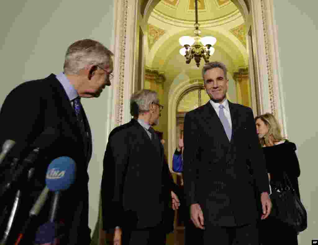 Лідер більшості у Сенаті Гаррі Рід, режисер Стівен Спілберг та актор Даніель Дей-Льюіс перед демонстрацією фільму "Лінкольн" у Конгресі.