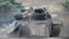 Tank Leopard 2 terlihat dalam latihan militer yang dilangsungkan oleh batalion tank Bundeswehr 203 di Augustdorf, Jerman, pada 1 Februari 2023. (Foto: AP/Martin Meissner)