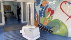 រ៉ូបត់​ប្រើ​កាំរស្មី​យូវី​កម្ចាត់​កូវីដ១៩ នៅ​​អាកាសយានដ្ឋាន ការិយាល័យ និង​មន្ទីរពេទ្យ