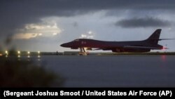 Американський бомбардувальник на базі в західному районі Тихого океану