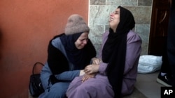 ชาวปาเลสไตน์ร่ำไห้ให้แก่การเสียชีวิตของญาติพี่น้องในการถล่มด้วยระเบิดของอิสราเอลใส่ฉนวนกาซ่า เมื่อวันที่ 4 ม.ค. 2567 (AP)