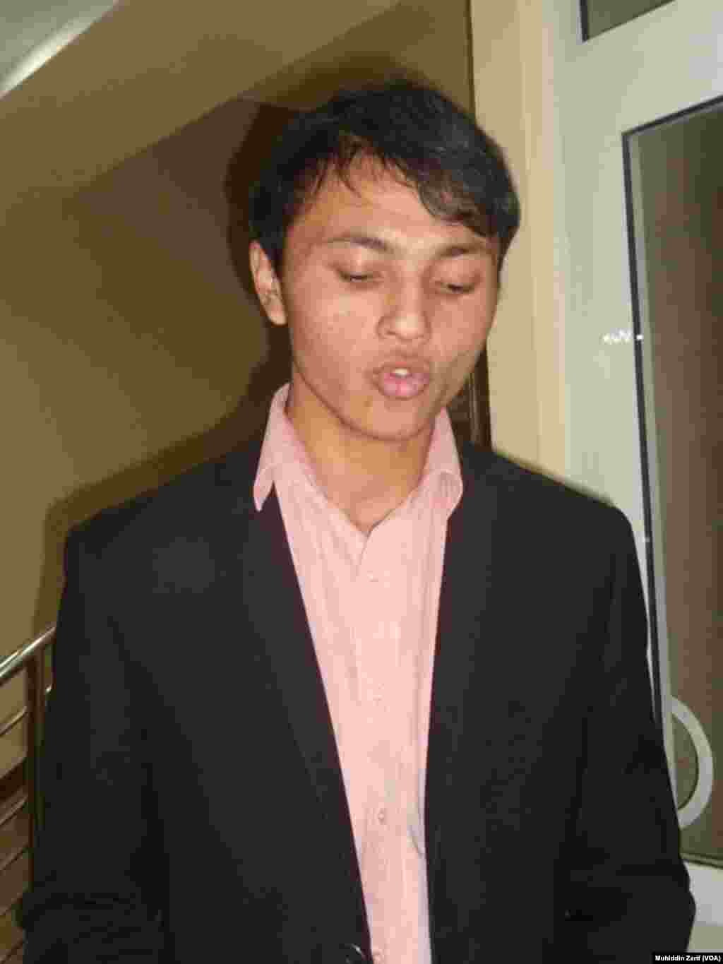 Yosh shoir Rahimjon Ali Shavkat Rahmonni ustoz, deb biladi.