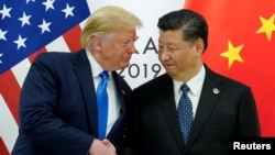 도널드 트럼프 대통령이 1기 시절인 2019년 6월 29일 일본 오사카에서 열린 G20 정상회의에서 시진핑 중국 국가주석과 양자 회담을 시작하기 전 악수를 나누고 있다. (자료사진)