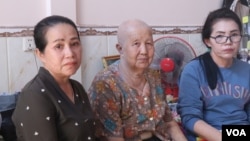 (ពីធ្វេង) អ្នកស្រី ដេង វណ្ណា អ្នកស្រី ហាន គាក់ ជាម្តាយ និងអ្នកស្រី ដេង និ ផ្តល់​បទសម្ភាសន៍​ដល់ VOA នៅ​ផ្ទះល្វែង​មួយ ក្នុង​ក្រុងព្រះសីហនុ អំពី​ជម្លោះ​ដីធ្លី​ក្នុង​គ្រួសារ ថ្ងៃទី៣ ខែមេសា ឆ្នាំ២០១៩។ (ស៊ុន ណារិន/VOA)