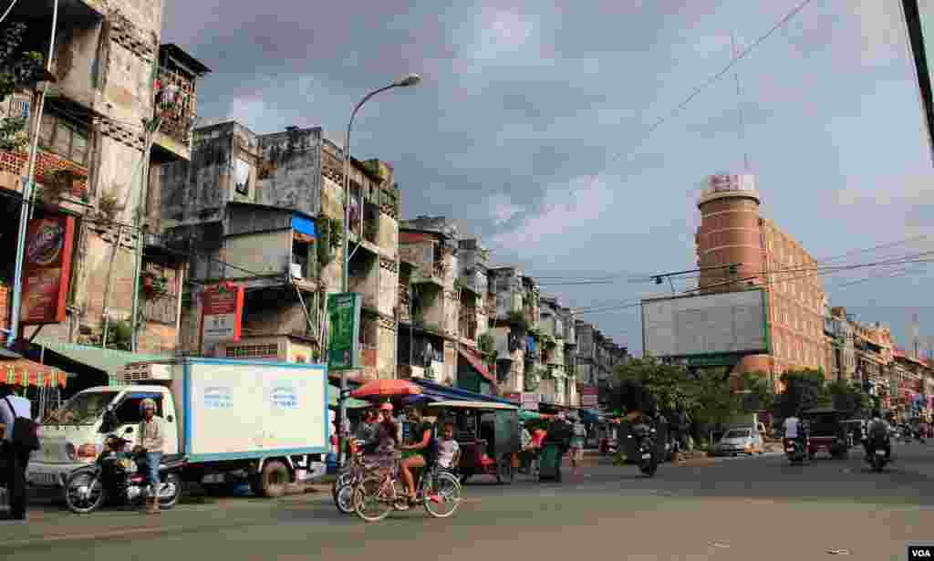 A general view of Phnom Penh's White Building and its residents on Friday, September 5, 2014. (Nov Povleakhena/VOA Khmer) 