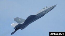 中国官媒新华社发布照片显示，中国空军歼-35a战机在中国广东珠海第15届航空展期间进行飞行训练。（2024年11月12日）