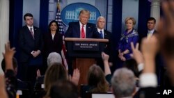 美國總統特朗普在白宮舉行的關於應對新型冠狀病毒的記者會上回答提問（2020年3月18日）。