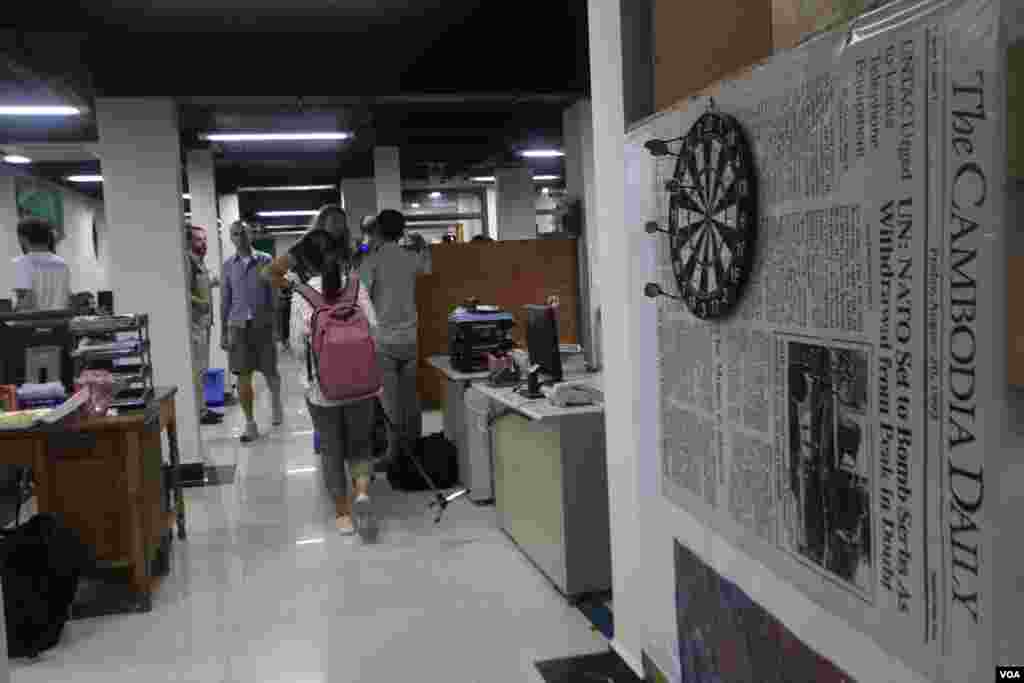 ទិដ្ឋភាព​នៃ​ថ្ងៃធ្វើការ​ចុងក្រោយ​នៃ​កាសែត​ The Cambodia Daily ក្រោយ​ប្រតិបត្តិការ​បោះពុម្ភផ្សាយ​អស់​រយៈពេល​ ២៤ឆ្នាំ​និង​១៥ថ្ងៃ​ តាំងពី​ឆ្នាំ១៩៩៣​មក​ ក្នុង​រាជធានី​ភ្នំពេញ​ ថ្ងៃទី៣ ខែកញ្ញា ឆ្នាំ២០១៧។ (ហ៊ាន សុជាតា/VOA)