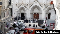 Les forces de sécurité gardent la zone après une attaque au couteau signalée à l'église Notre-Dame de Nice, France, le 29 octobre 2020.