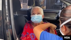 Costa Rica ha venido vacunando a las personas mayores y vulnerables, así como a los trabajadores de primera línea en la lucha contra la pandemia. [Foto VOA/Armando Gómez]