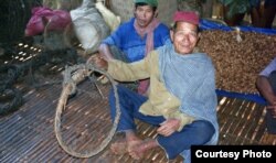 រូបឯកសារ៖ អ្នក​ភូមិ​ជនជាតិ​ដើម​ភាគតិច​ពូនង​កំពុង​កាន់​អន្ទាក់​ទាក់​ដំរី​នៅខេត្ត​មណ្ឌលគិរី។ (រូបថត៖ ផ្តល់​ឲ្យ​ដោយ Peter Maguire)