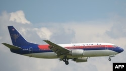 (FILES) Hii ni picha iliyopigwa March 18, 2013 ya ndege ya Shirika la Ndege la Sriwijaya aina ya Boeing 737-300 iliyopoteza mawasiliano, baada ya kuruka kutoka Jakarta to…