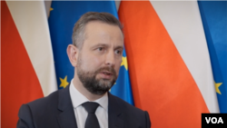 Poljski ministar odbrane Władysław Kosiniak-Kamysz razgovara sa šeficom Biroa Glasa Amerike za istočnu Evropu Myroslavom Gongadze 17. decembra 2024.