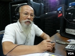 រូបឯកសារ៖ លោក​បណ្ឌិត ឡៅ ម៉ុងហៃ អ្នក​វិភាគ​ឯករាជ្យ​ចូល​រួម​ជា​វាគ្មិន​នៅ​ក្នុង​កម្មវិធី​វិទ្យុ ហេឡូវីអូអេ នៅ​ក្នុង​បន្ទប់​ផ្សាយ​ VOA នៅ​ក្រុង​ភ្នំពេញ។ (លឹម សុធី/VOA)