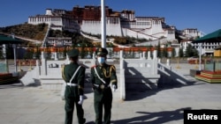 中國士兵在拉薩布達拉宮前舉行換崗儀式。 （2020年10月15日）