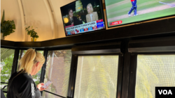 2024年11月6日澳大利亚人在酒吧观看美国大选