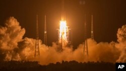 Xitoy raketasi Oy missiyasini boshlamoqda. 24-noyabr, 2021. 