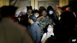 ប៉ូលិស បានឡោមព័ទ្ធ​មនុស្ស​មួយ​ក្រុម​នៅ​សាល Radio City Music Hall មុន​ពេល​ចាប់ខ្លួន​ពួកគេ​នៅ​ទីក្រុង​ញូវយ៉ក​នៅ​ថ្ងៃច័ន្ទ ទី១ ខែមិថុនា ឆ្នាំ ២០២០។ ក្រុម​បាតុករ បាន​នាំ​គ្នា​ចេញ​ធ្វើ​បាតុកម្ម​នៅ​តាមដង​ផ្លូវ​នានា​ក្នុង​ទីក្រុង​ញូវយ៉ក ដើម្បី​តវ៉ា​អំពី​ការស្លាប់​របស់​លោក George Floyd។