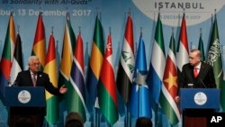 Президент Туреччини Ердоган (п) і палестинський лідер Аббас під час прес-конференції на закінчення саміту в Стамбулі 