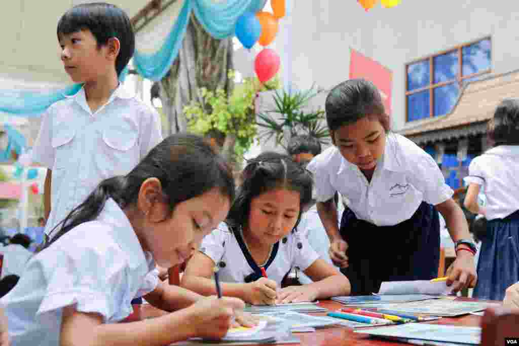 សិស្សានុសិស្ស​ ចូលរួមកម្មវិធីអានសៀវភៅ និងសកម្មភាពកំសាន្តផ្សេងៗ ក្នុងទិវាអំណានជាតិលើកទី២ នៅវិទ្យាស្ថានជាតិអប់រំ​ នាថ្ងៃទី ១១ ខែមីនា ឆ្នាំ ២០១៧។ (ខាន់ សុគុំមនោ/VOA)