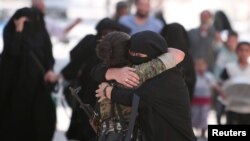 Suriya demokratik kuchlar askarini quchoqlab olgan manbijlik ayol shahar jihodchilardan ozod etilganidan keyin. 12-avgust 2016-yil
