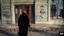 Графіті із зображенням Головнокомандувача Збройних сил України генерала Валерія Залужного та написом "З нами Бог і отаман Залужний" на місці найзапекліших боїв з російськими загарбниками в Бахмуті. AP Photo/Andriy Andriyenko