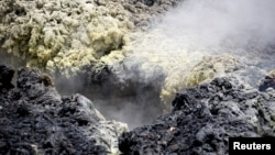 Volcanic gases rise from a fissure in the Leilani Estates subdivision during ongoing eruptions of the Kilauea Volcano in Hawaii, May 14, 2018. 