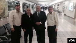 "Birdamlik" harakatining qurultoyi ishtirokchilari Sent-Luis aeroportida kutib olinmoqda, 23-aprel, 2014-yil