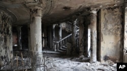 Teatri i Mariupolit i shkatërruar nga goditja e forcave ruse