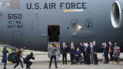 美國伊利諾伊州民主黨參議員塔米·達克沃思、阿拉斯加州共和黨參議員丹·沙利文和特拉華州民主黨參議員克里斯托弗·庫恩斯搭乘美國空軍現役C-17A戰略運輸機抵達台北。 （2021年6月6日）