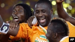 Yaya Toure et ses coéquipiers, après avoir remporté la finale de la Coupe d'Afrique des Nations contre le Ghana à Bata, en Guinée équatoriale, le 8 février 2015.